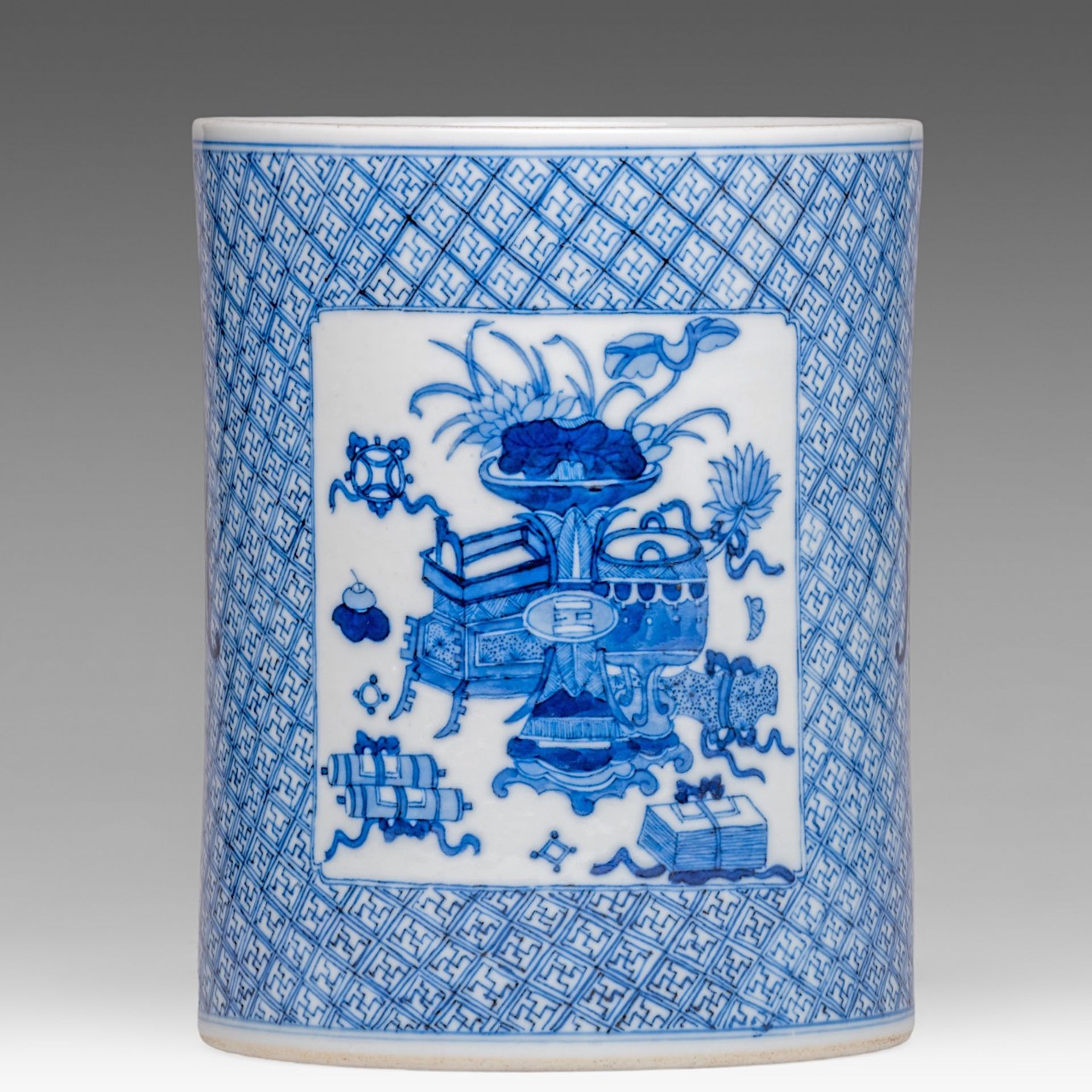 A Chinese blue and white 'Antiquities' brushpot, with a Kangxi symbol mark, H 14,5 cm - Image 11 of 14