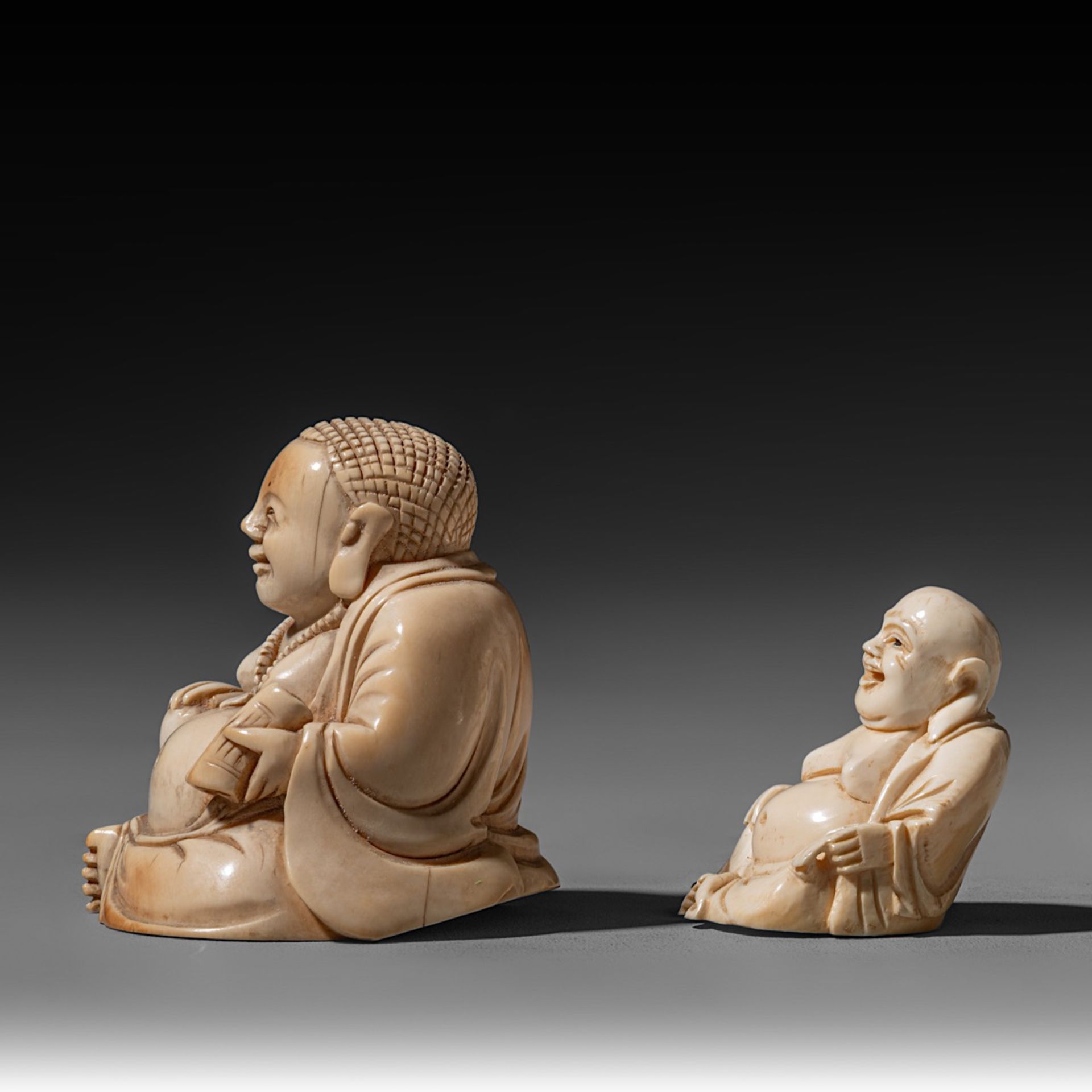 Two ivory sitting Budai figures, the smallest of them walrus ivory, both on a wooden base, H 5,3 - 7 - Bild 4 aus 8