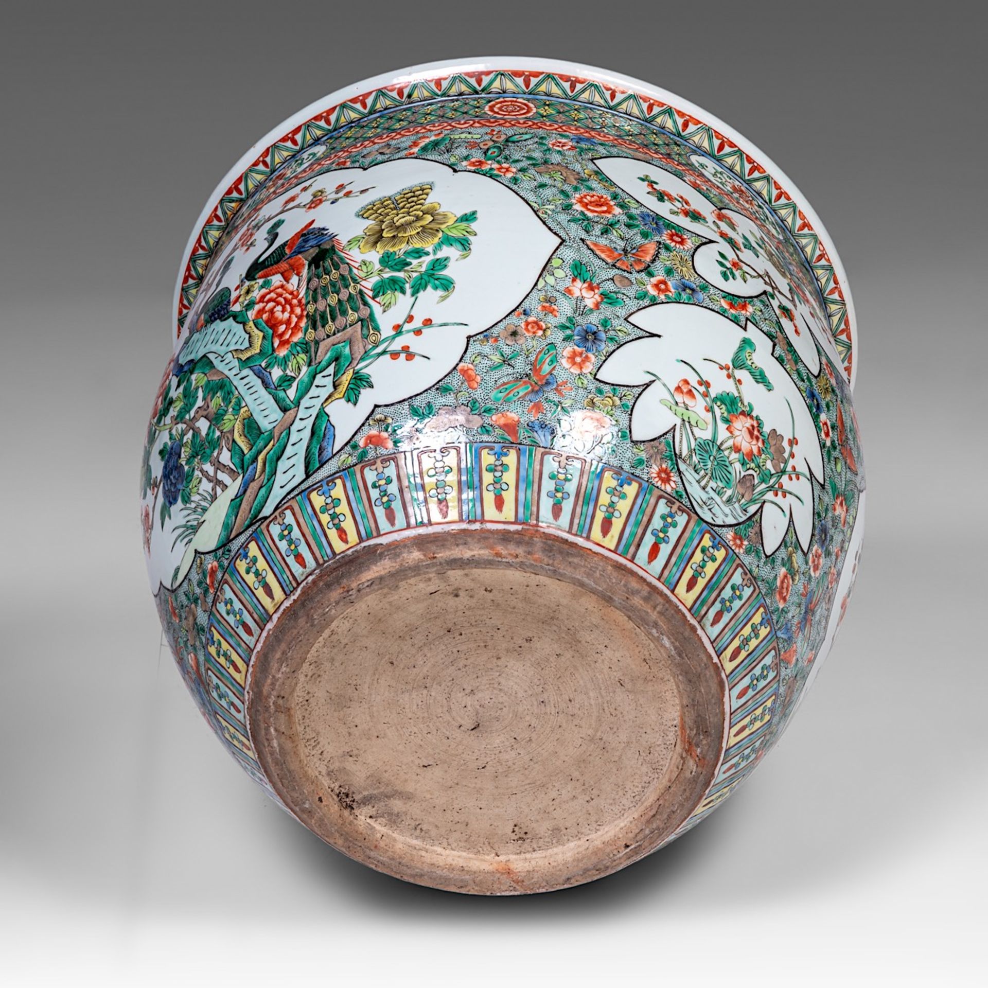 A large Chinese famille verte 'Birds in flower garden' fish bowl, late 19thC/Republic period, H 46 - - Bild 7 aus 7