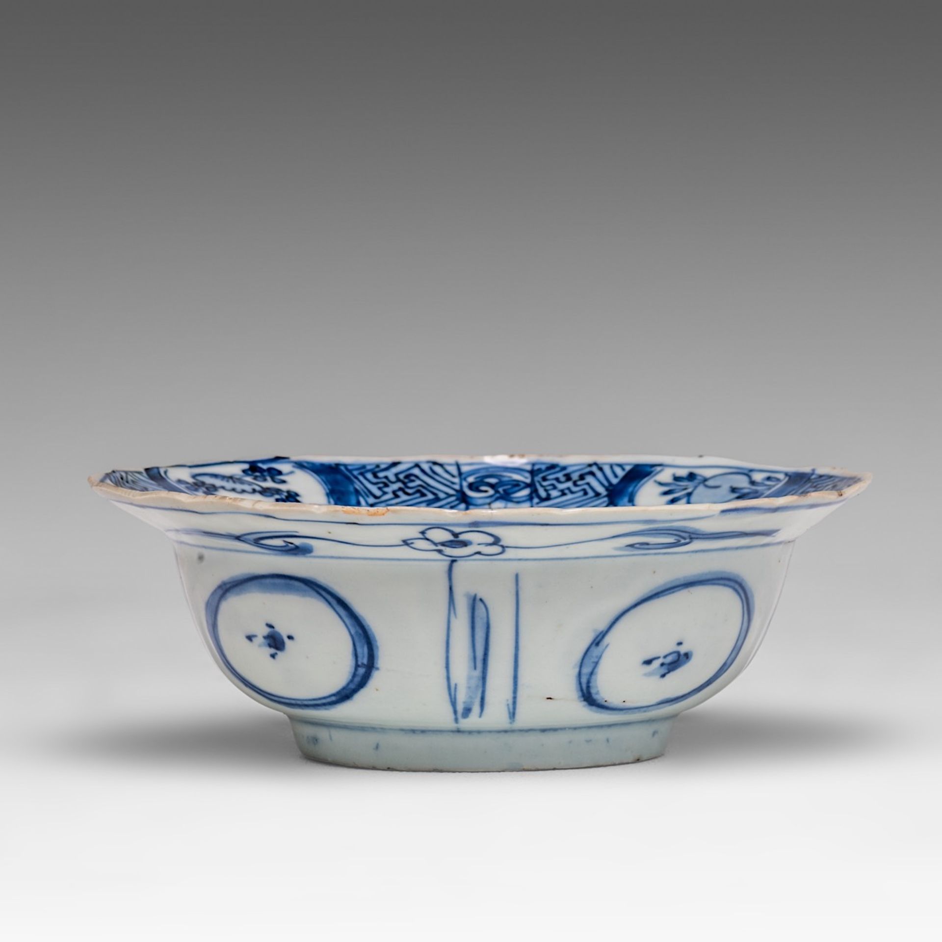 A Chinese kraak blue and white klapmuts bowl, Ming, Wanli period, dia 14,6 - H 5 cm - Image 7 of 7