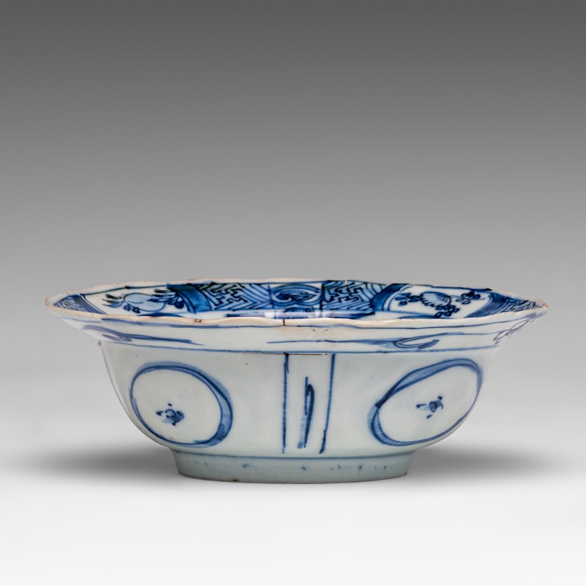 A Chinese kraak blue and white klapmuts bowl, Ming, Wanli period, dia 14,6 - H 5 cm - Image 4 of 7