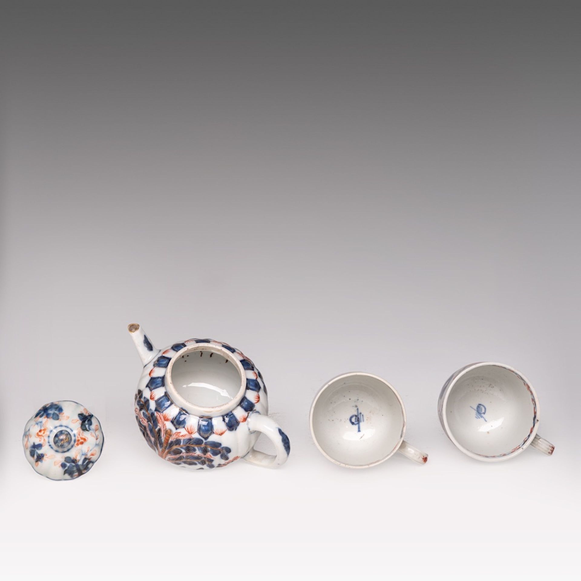 A collection of Chinese Imari tea ware, 18thC, largest dia 23 cm (12) - Bild 11 aus 19