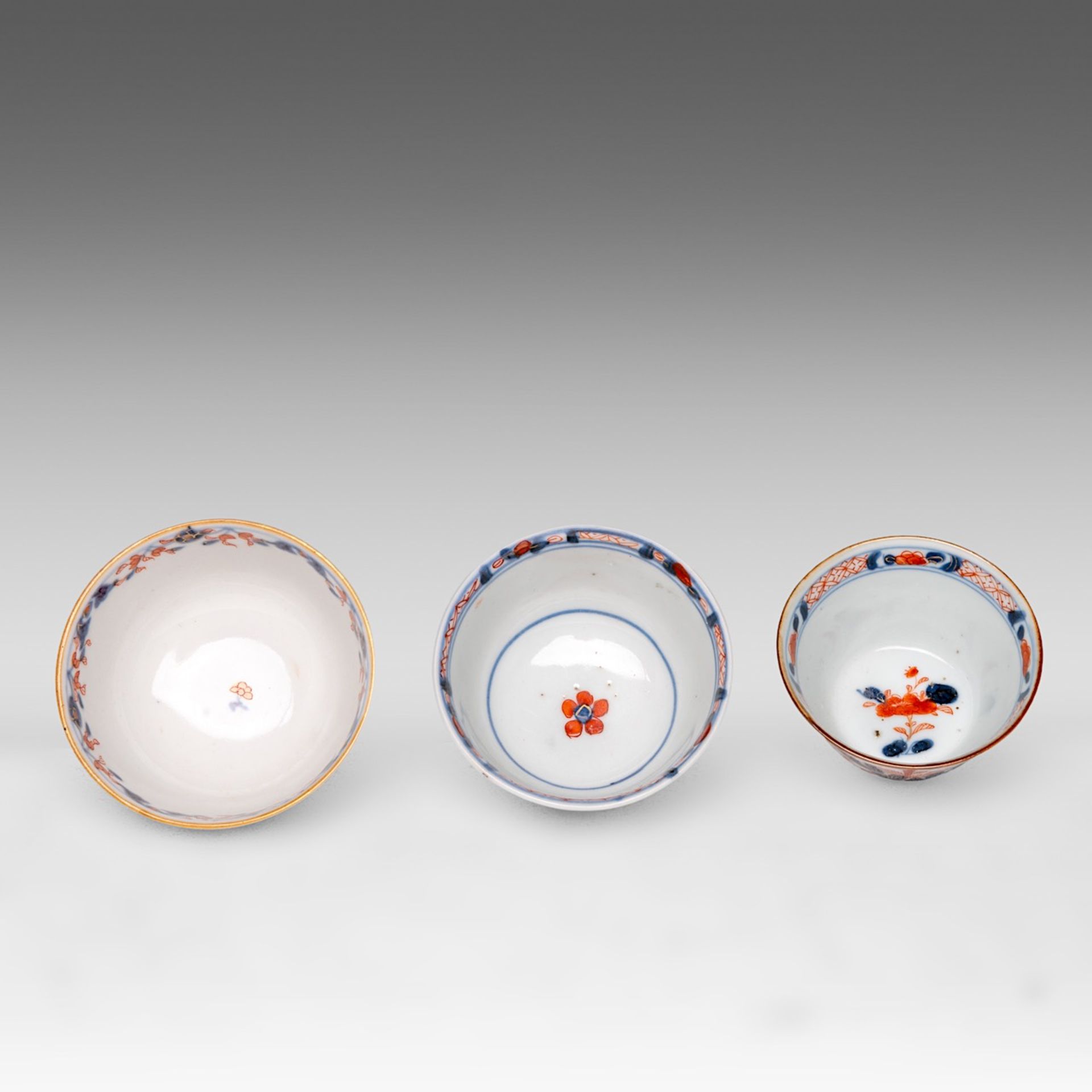 A collection of Chinese Imari tea ware, 18thC, largest dia 23 cm (12) - Bild 17 aus 19