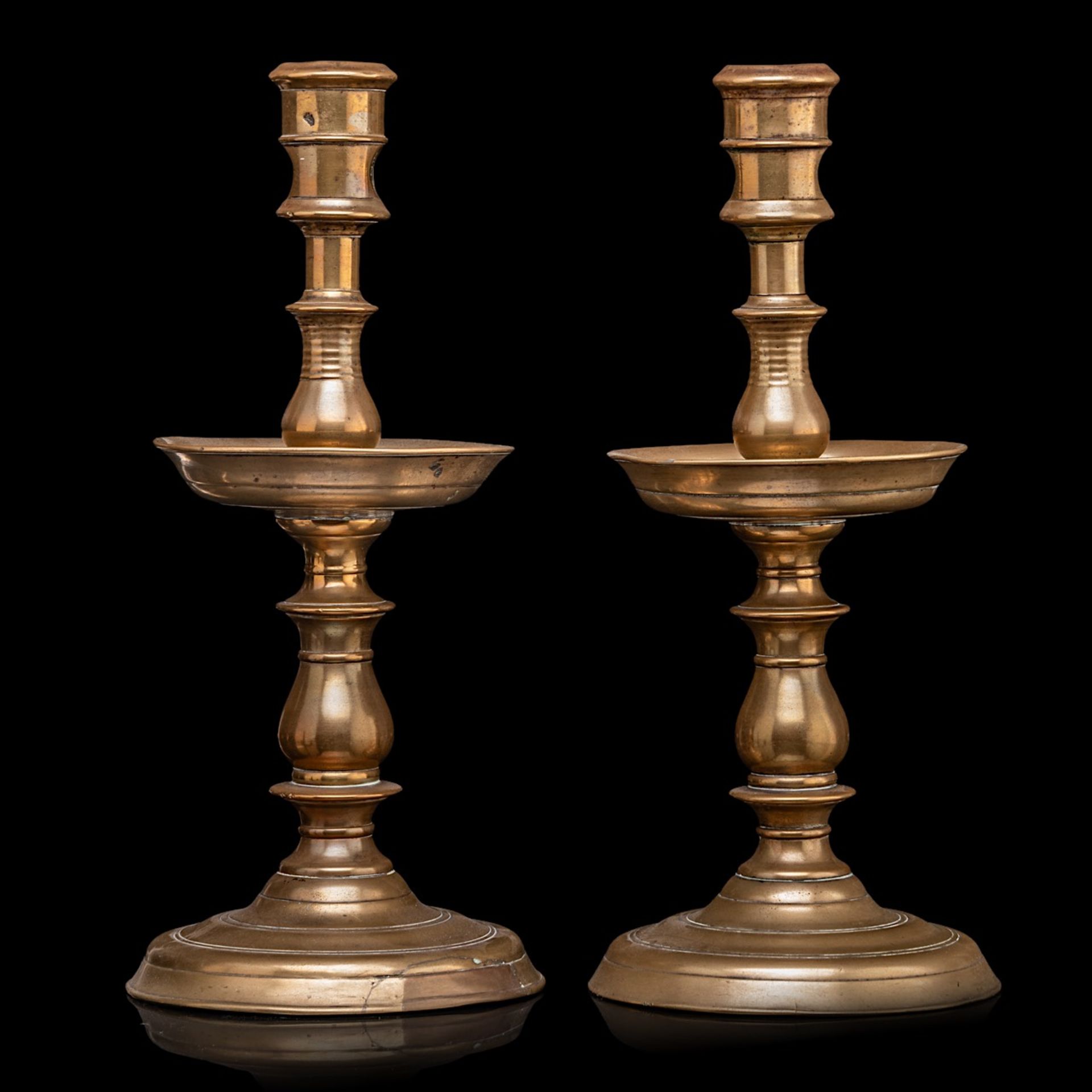 A large pair of 'van Heemskerck' type brass candlesticks, H 29,5 cm - Image 2 of 4