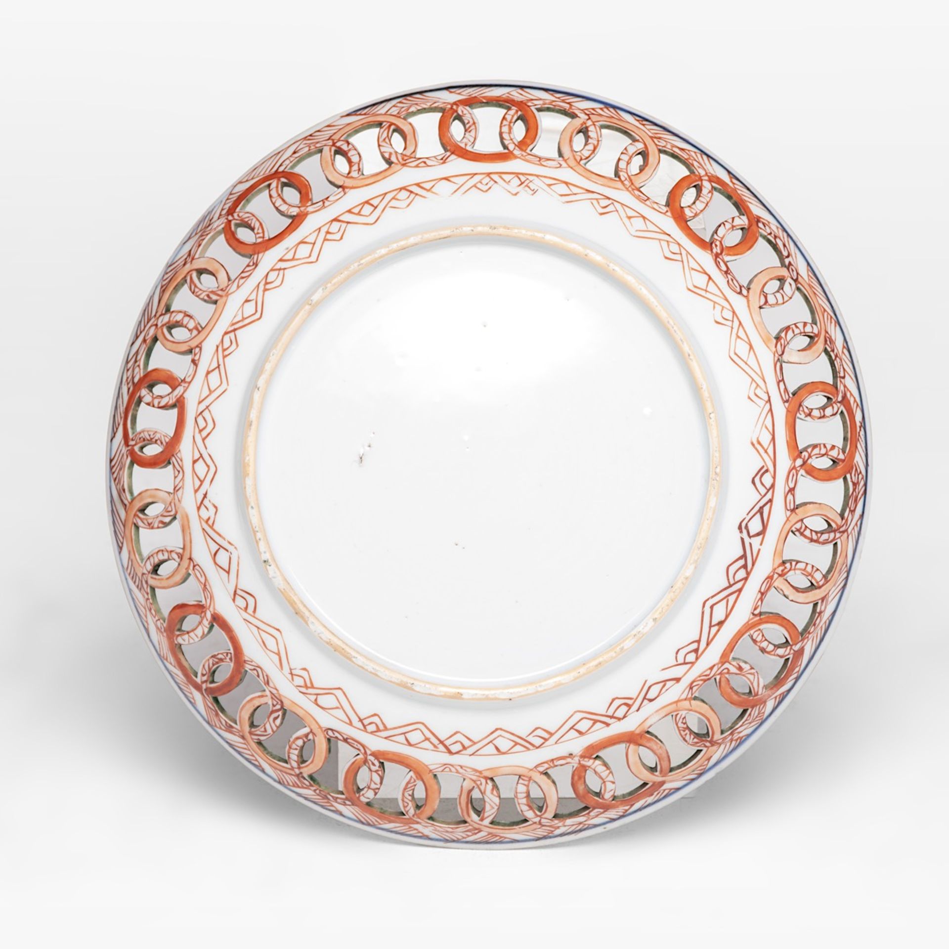 A rare Chinese famille verte 'Long Elisas' dish, the rim with interlocking openwork rings, Kangxi pe - Image 3 of 3