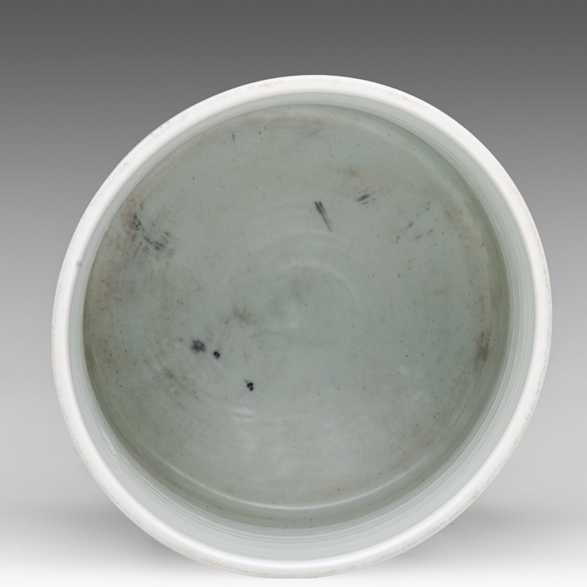 A Chinese blue and white 'Antiquities' brushpot, with a Kangxi symbol mark, H 14,5 cm - Image 13 of 14