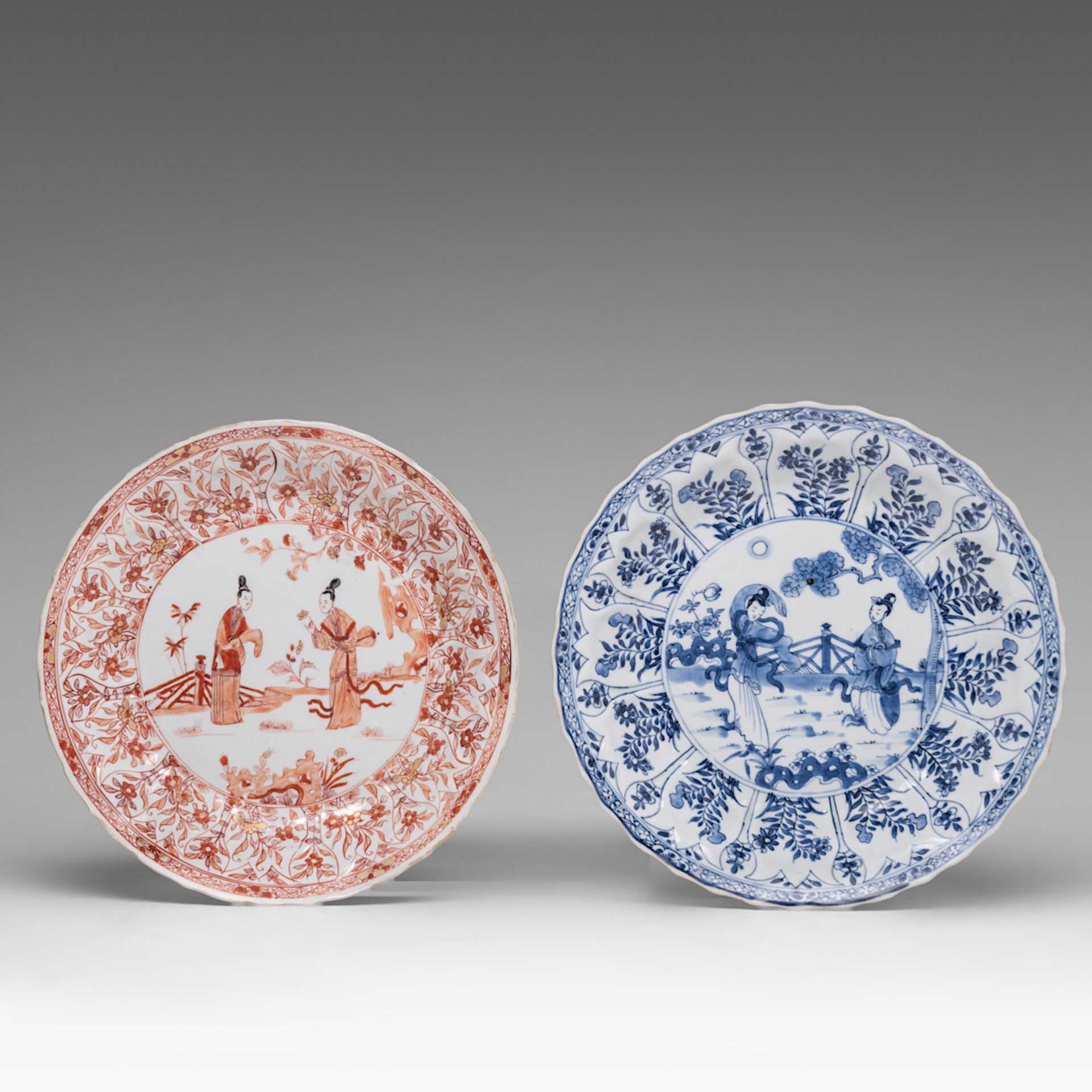 Two Chinese 'milk and blood and blue and white 'Long Elisa' plates, Kangxi period, dia 27,5 cm