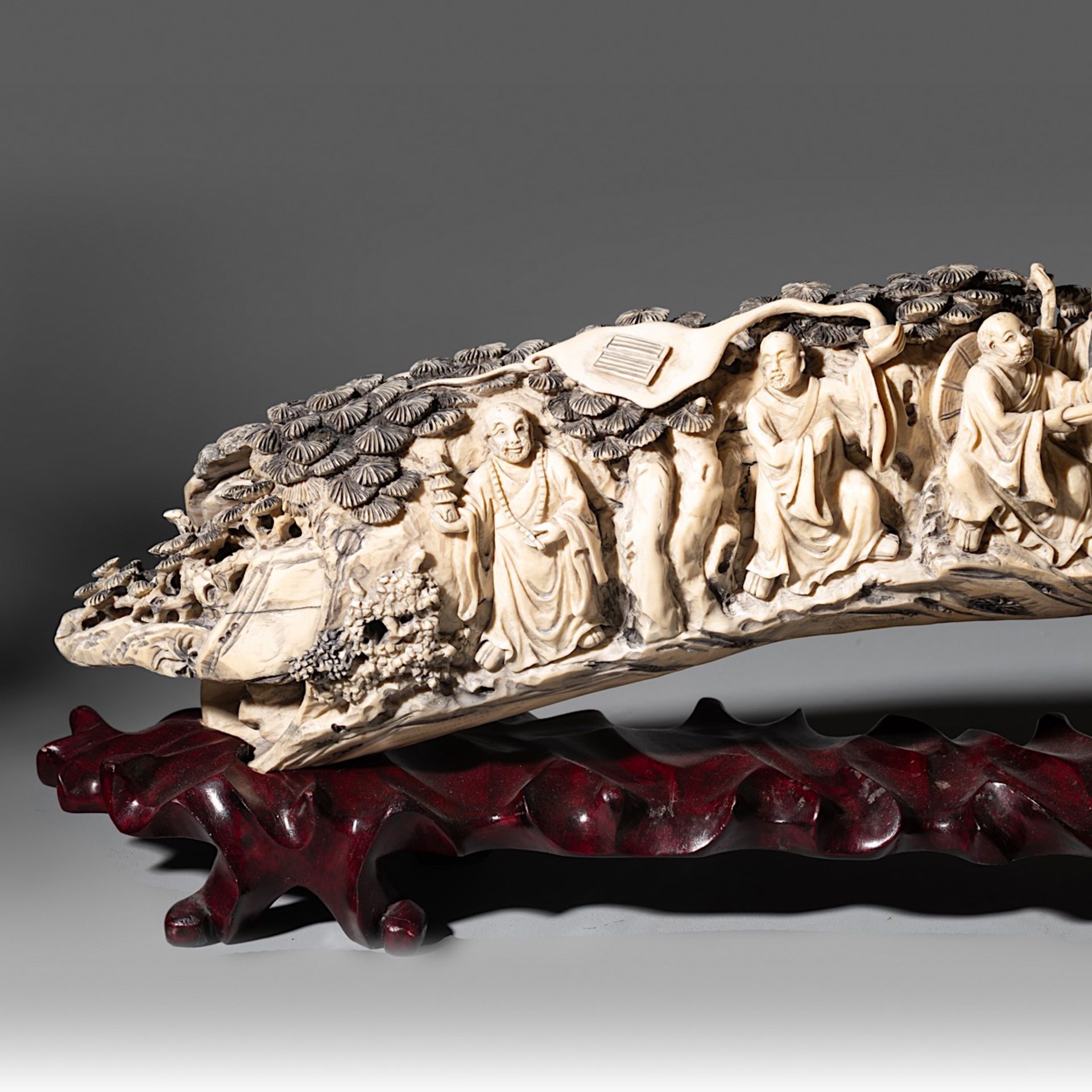 A Chinese late Qing/early Republic carved ivory tusk, on an exotic wooden base, W 85,6 cm - 5700g (+ - Bild 8 aus 9