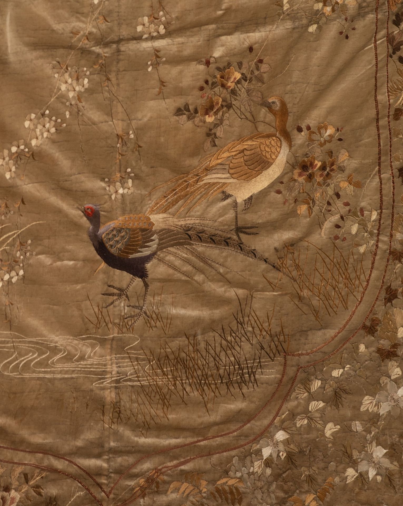 A large Chinese silk 'Pheasants' embroidery, fitted in a glass frame, 19thC, 160 x 114 cm - Bild 5 aus 5