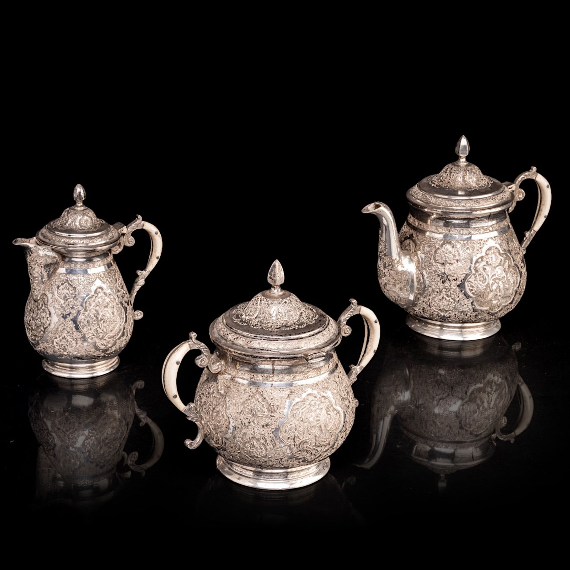 A five-part Russian silver coffee and tea set on a matching plate, 84 Zolotniki, H 15 - 20 cm - Bild 3 aus 19