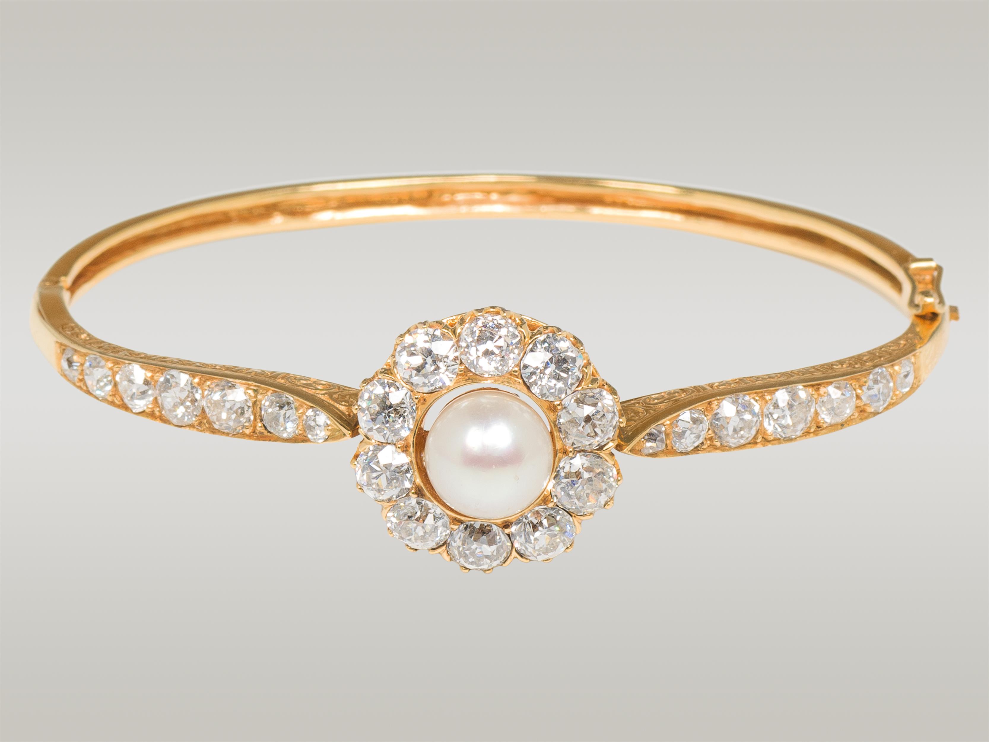 Diamond bracelet with natural pearl