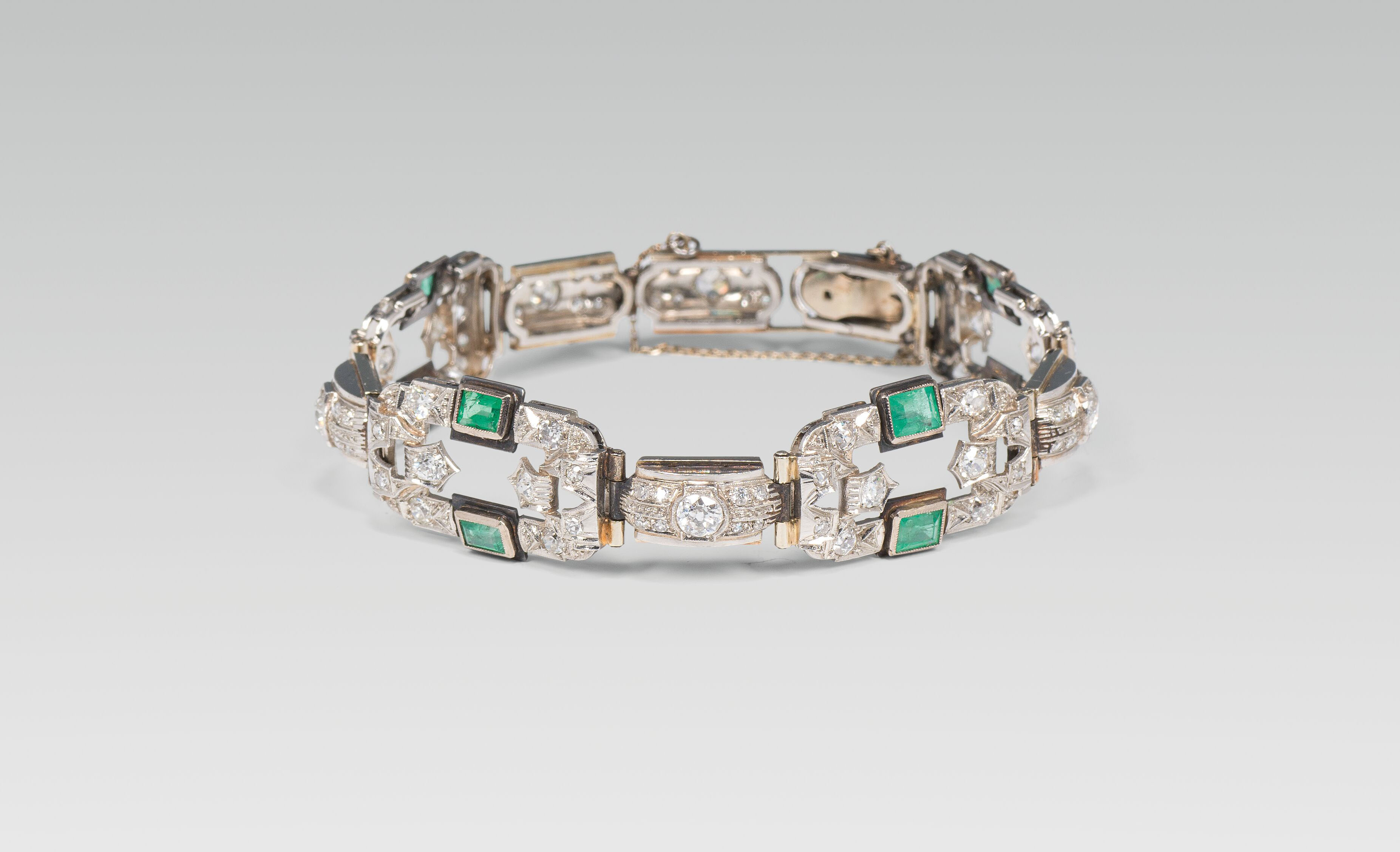 Diamond bracelet with emeralds