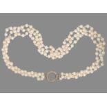 Dreireihige Perlenkette mit Diamant-Schließe