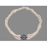 Dreireihige Perlenkette mit Saphir-Diamant-Schließe