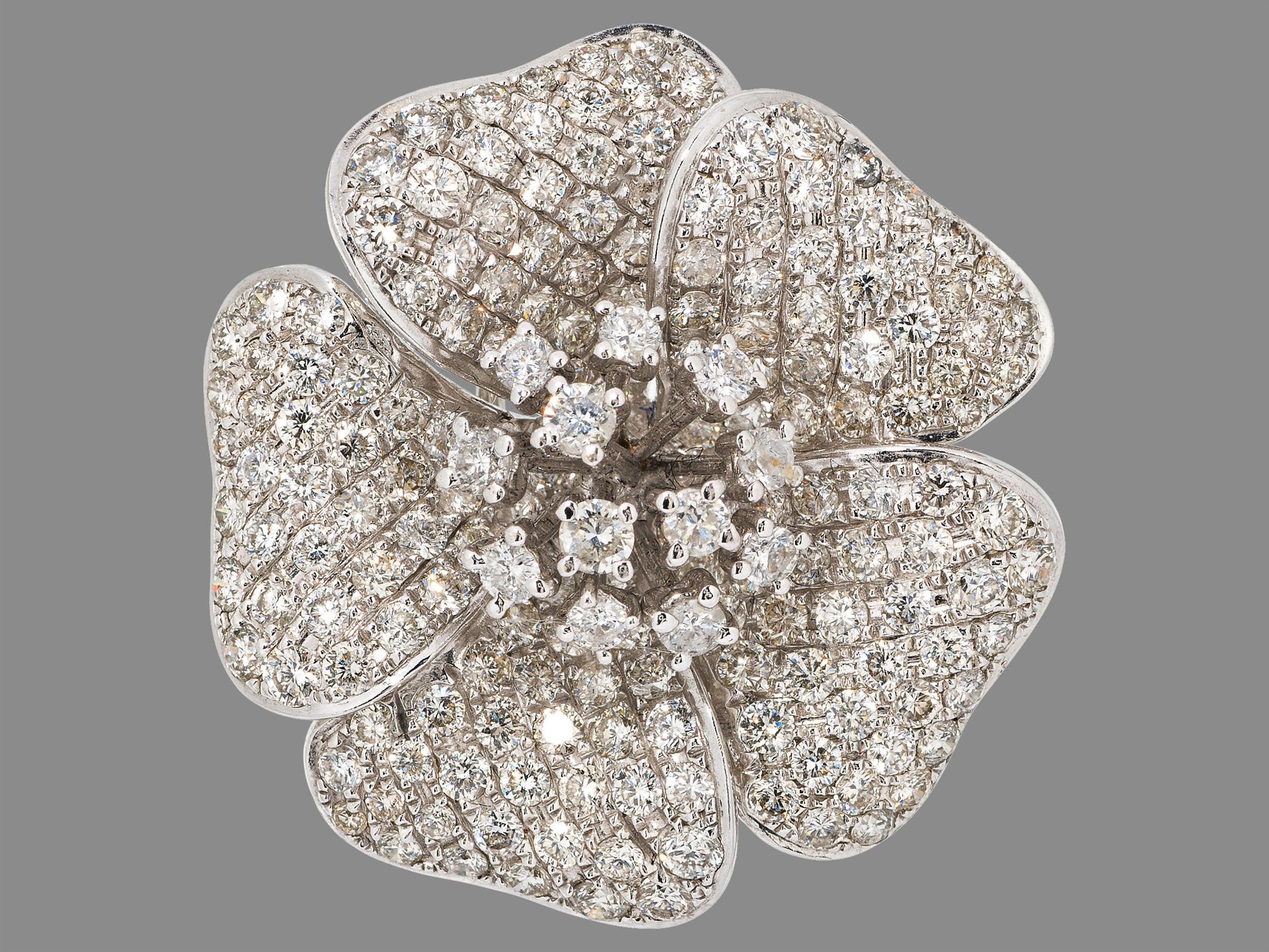 Flower brooch pendant with diamonds