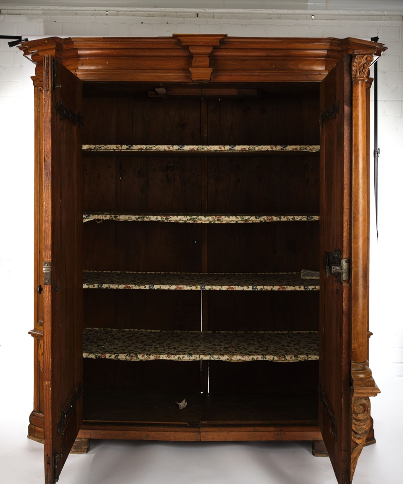 Pilasterschrank, Raum Bodensee / Schweiz, um 1700/1720, Nussbaum furniert auf Weichholz, zweitürige - Bild 2 aus 5