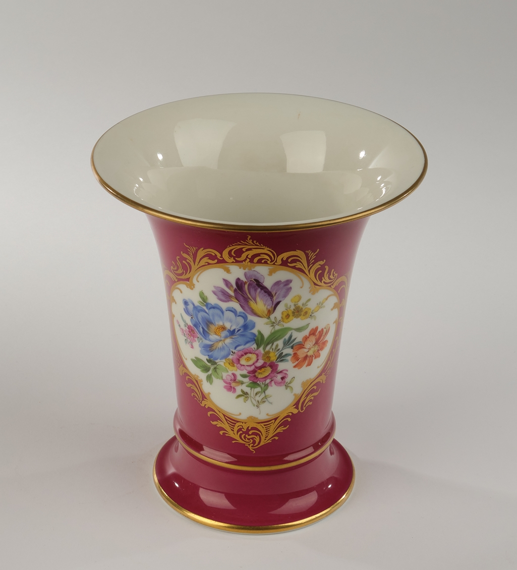 Vase, Meissen, Schwertermarke, 1. Wahl, Trompetenform, schauseitige Reserve mit bunten Blumen, Gold