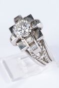 Ring, Platin, zentraler Brillant ca. 1.05 ct., min. vsi, 10 Diamanten im Baguetteschliff, 9.9 g, RM