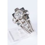 Ring, Platin, zentraler Brillant ca. 1.05 ct., min. vsi, 10 Diamanten im Baguetteschliff, 9.9 g, RM