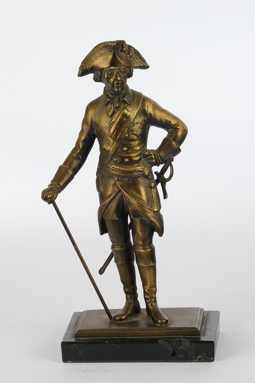 Skulptur des Friedrich II. , genannt Friedrich der Große, Bronze, auf Marmorsockel montiert, H. 27