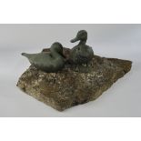 Unbekannter Künstler, "Entenpaar", zwei bronzene Enten montiert auf einer Steinplatte, 16 x 30 x 12