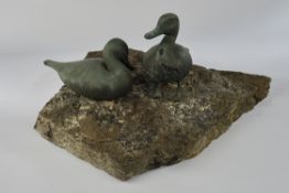Unbekannter Künstler, "Entenpaar", zwei bronzene Enten montiert auf einer Steinplatte, 16 x 30 x 12