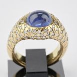 Ring, GG 750, 1 Saphir-Cabochon ca. 5.0 ct., Besatzbrillanten zus. ca. 1.0 ct., ca. 18 g, RM 14