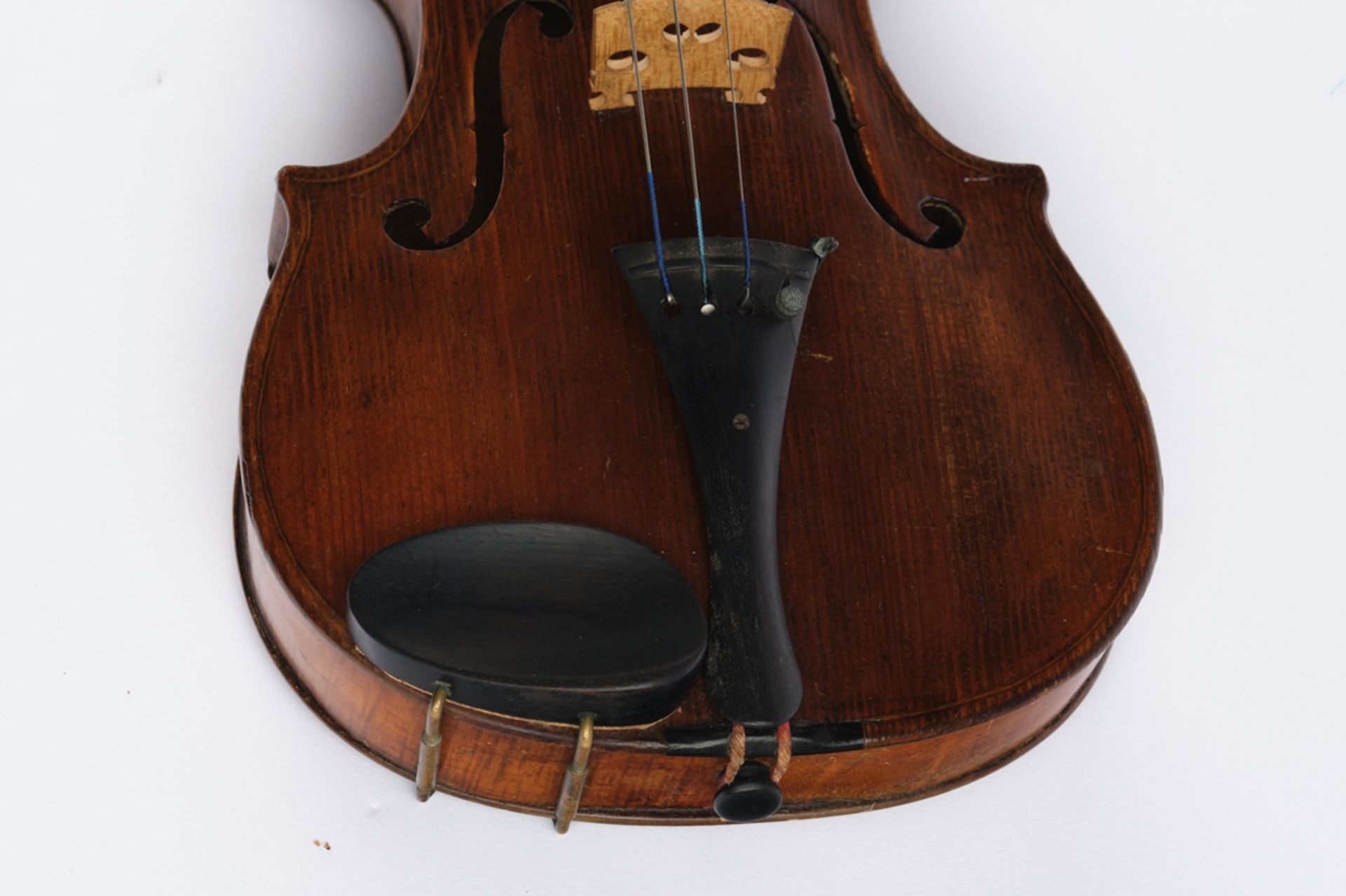 Violine, mit Bogen und Koffer, Länge 60 cm, Alters- und Gebrauchsspuren, eine Saite lose - Bild 5 aus 7