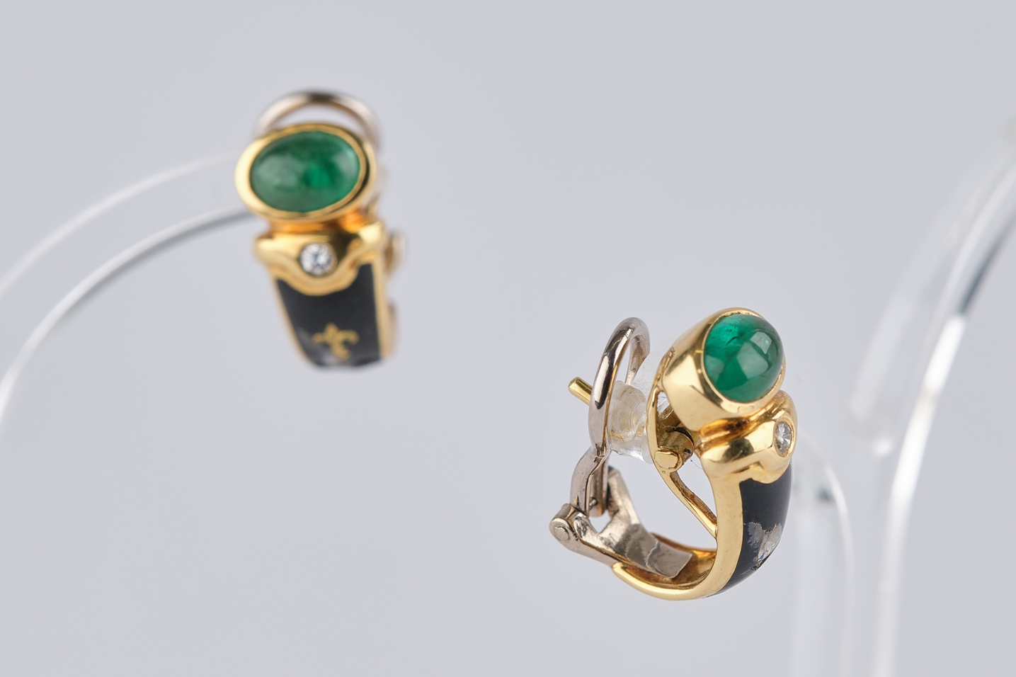 Paar Fabergé Ohrringe, GG 750, mit je einem ovalen Smaragd-Cabochon zus. ca. 2.30 ct., sowie einem - Image 2 of 2