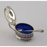 Senfgefäß, Silber 925, Birmingham, 1925, oval, durchbrochene Wandung, blauer Glaseinsatz, J-Henkel,