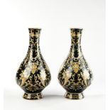 Paar Vasen, wohl Italien, 20. Jh., Majolika, Flaschenform, ockergelber Dekor mit Fratzen, Füllhörne
