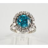 Farbsteinring, WG 750, um 1970, mit blauem Zirkon ca. 6 ct., 16 Brillanten je ca. 0.04 ct., zus. ca