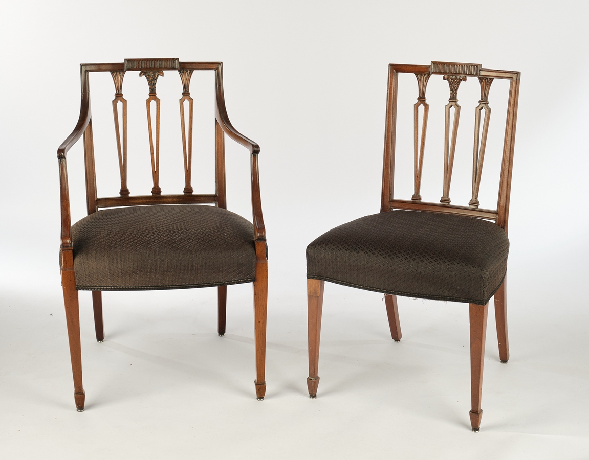Satz von 10 Stühlen im Hepplewhite-Stil, England, um 1770, Mahagoni, davon zwei Armlehnstühle, trap - Image 2 of 3