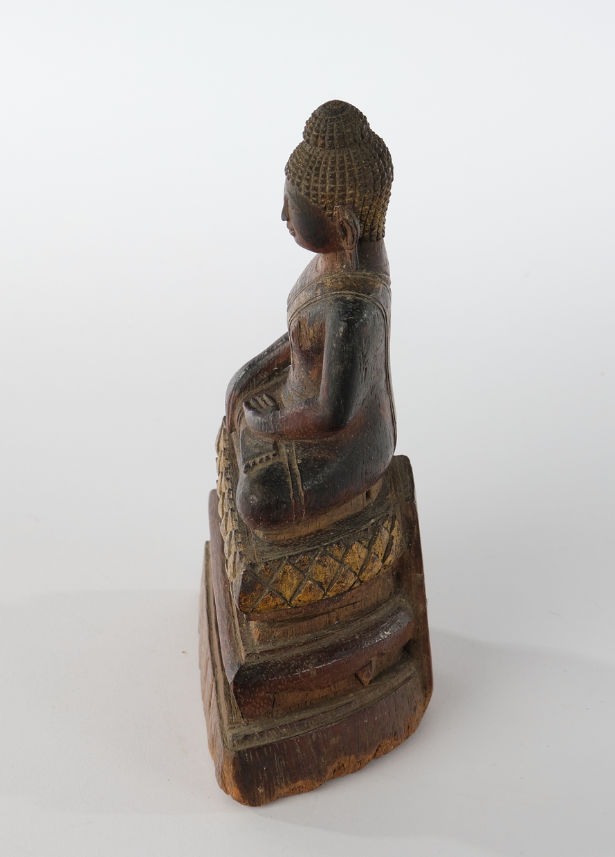 Buddha Amida, Südostasien, 19./20. Jh., Holz, geschnitzt, stellenweise vergoldet. 15 cm hoch, gerin - Image 4 of 4