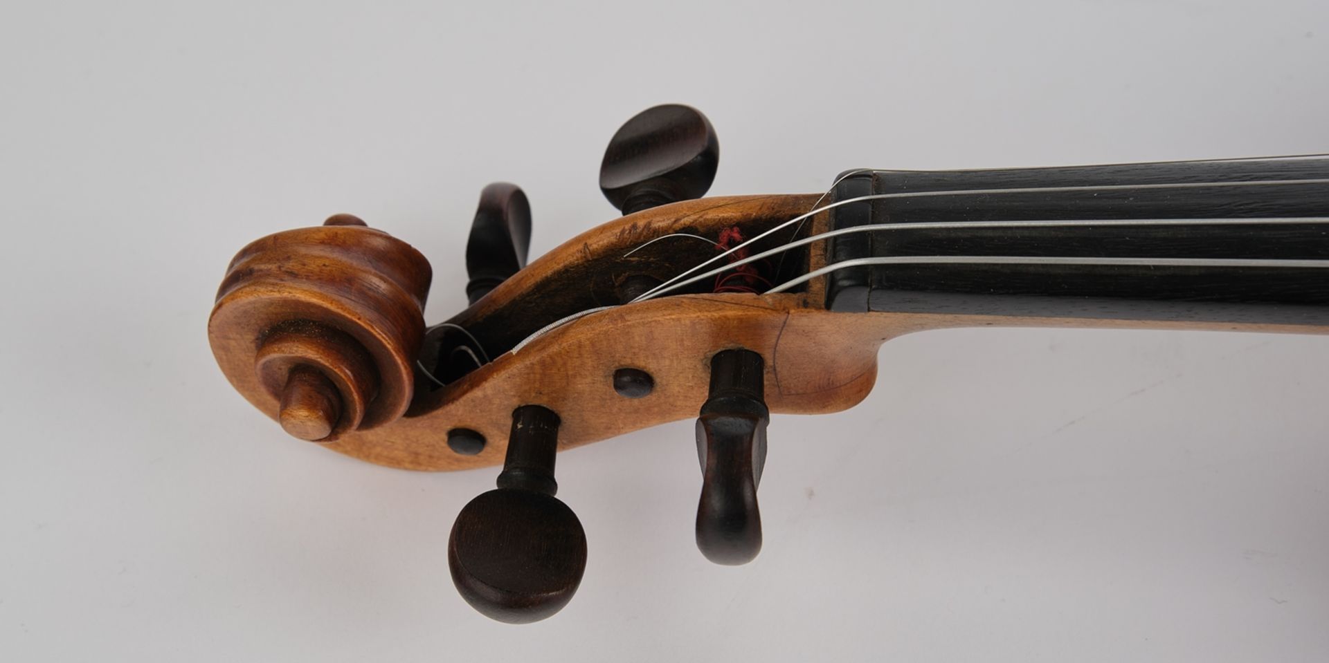 Violine, wohl 1. Hälfe 20. Jh., im Boden bez. "Francesco Ruggeri Dett il Per fecit Cremona l'anno 1 - Image 5 of 7