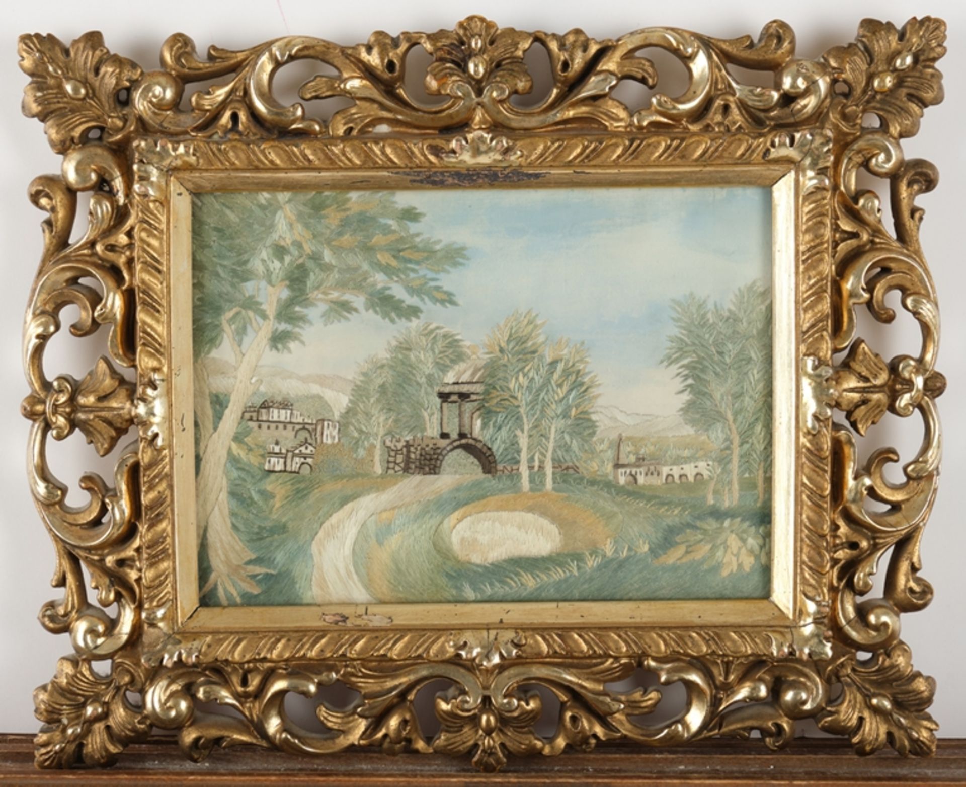 Stickbild, "Landschaft mit Pavillon", Stickerei auf Seide, 17 x 23.4 cm, unter Glas gerahmt - Bild 2 aus 3