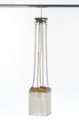 Deckenlampe, Art Déco, um 1920, Schirm mit quadratischem Rahmen aus getriebenem Messingblech und re