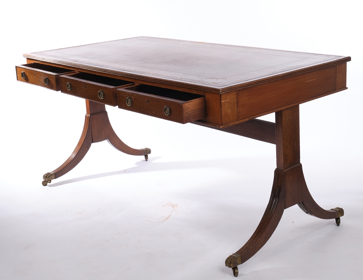 Partners Desk, England, Regency-Stil, um 1930, Mahagoni, Platte mit goldgeprägter Lederauflage sowi - Image 2 of 6