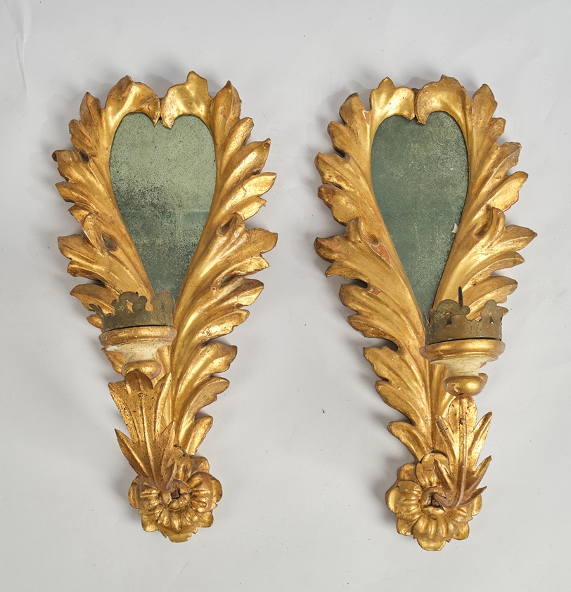 Paar Wandblaker mit Spiegeln, 18./19. Jh., Holz und Metall vergoldet, herzförmiger Spiegel eingefas