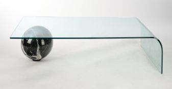 Moderner Design-Couchtisch, 2. Hälfte 20. Jh., gebogene Glasplatte über blau marmorierter Marmorkug