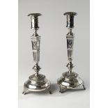 Paar Kerzenleuchter, Silber 800, Empirestil, Polen, 1920-1950, Meistermarke FiK, Rundfuß auf drei F