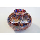 Vase, Murano, 20. Jh., farbloses Glas, Rot, Weiß und Blau gesprenkelt hinterfangen, 11.5 cm hoch, H