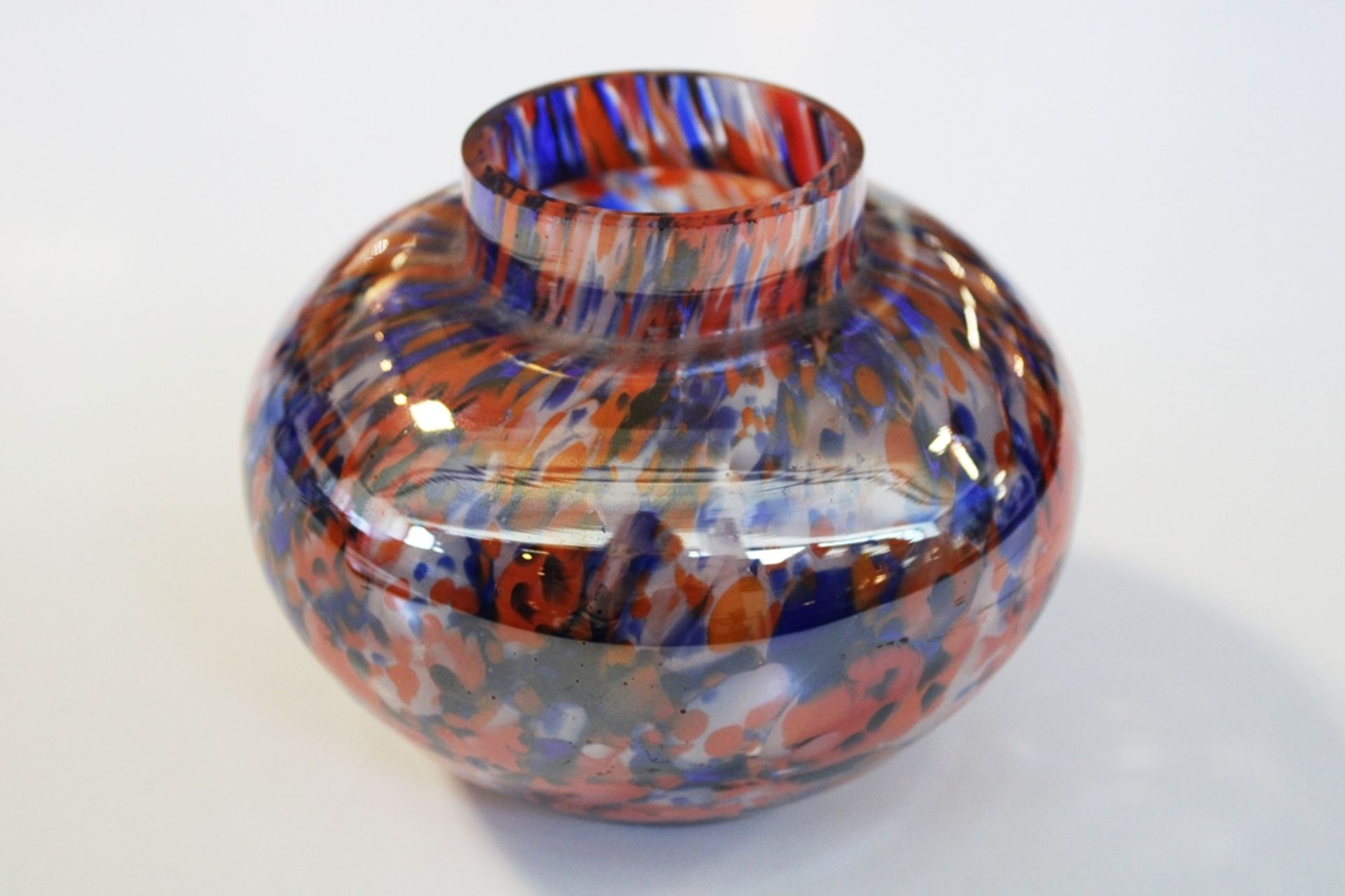 Vase, Murano, 20. Jh., farbloses Glas, Rot, Weiß und Blau gesprenkelt hinterfangen, 11.5 cm hoch, H