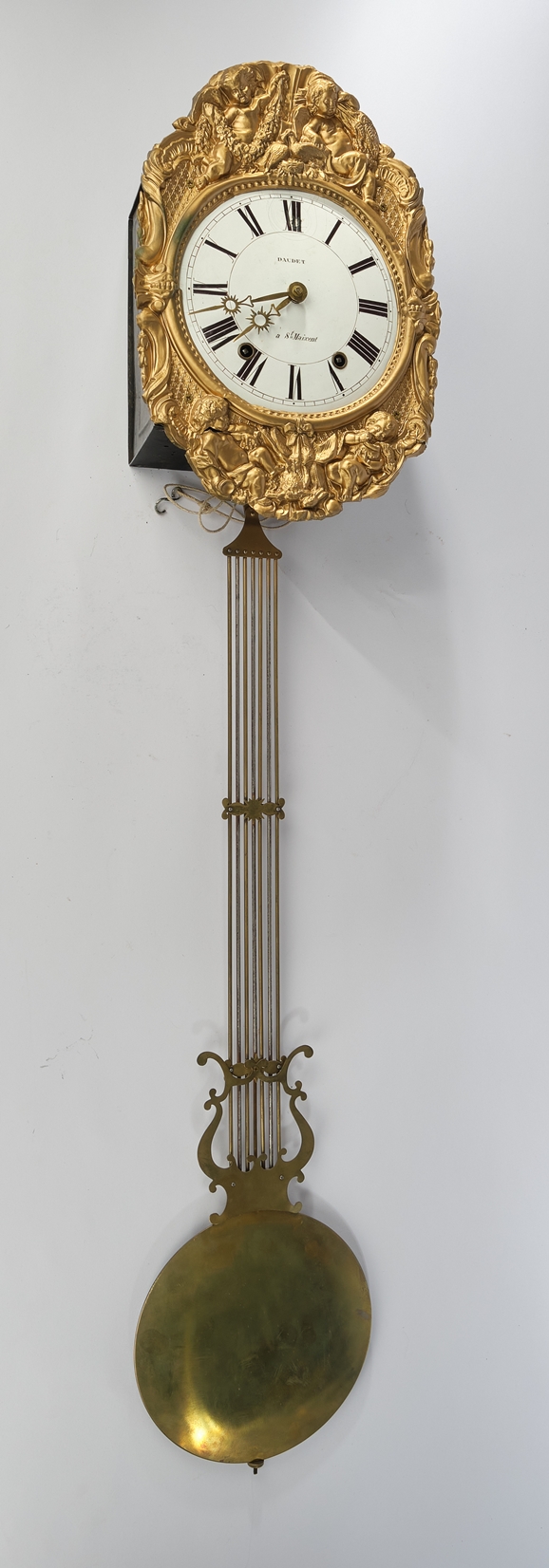 Comtoise, Frankreich, 19. Jh., Eisengehäuse, ovales, geprägtes Messingblech mit Putten als Allegori