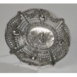 Amorettenkorb, Silber 800, deutsch, oval, reliefiertes Amorettenpaar in Landschaft im Spiegel, dur