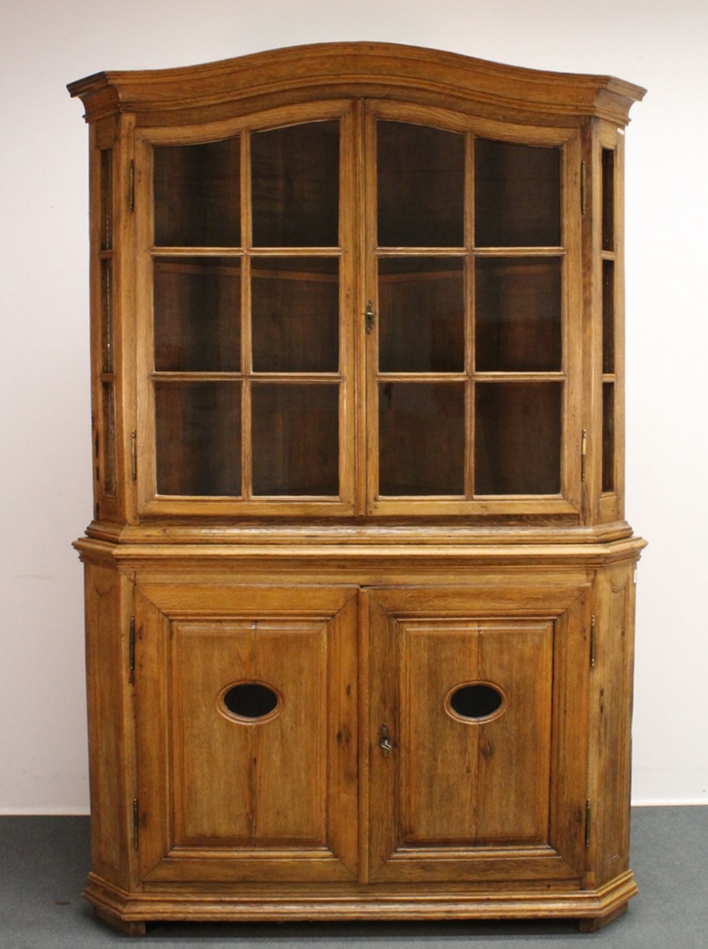 Eckvitrine, westdeutsch, um 1800, Eiche, zweiteilig, zweitüriger Unterschrank mit Vitrinenaufsatz,  - Bild 2 aus 2