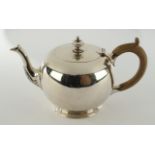 Teekanne, Silber 925, London, 1861, John Wilmin Figg, glatte Kugelform auf Standring, Ausguss mit A