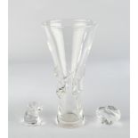 2 Glasfiguren, "Adler", "Hund", Vase, Steuben, farbloses Kristallglas, 5-7 cm hoch, 29.2 cm hoch, V