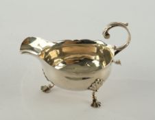 Saucière, Silber 925, London, 1756, passiger Rand, hochgezogener C-Henkel mit Blattzier, auf drei F