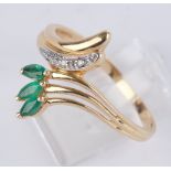 Ring, GG 585, 3 Smaragde, Brillanten, 2 g, RM 18.5